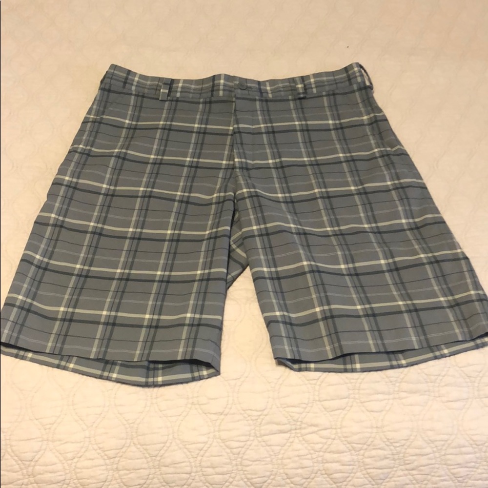 Never worn 32 M Nike golf shorts